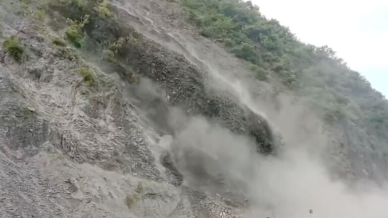 Landslide on Uttarkashi-Tehri border