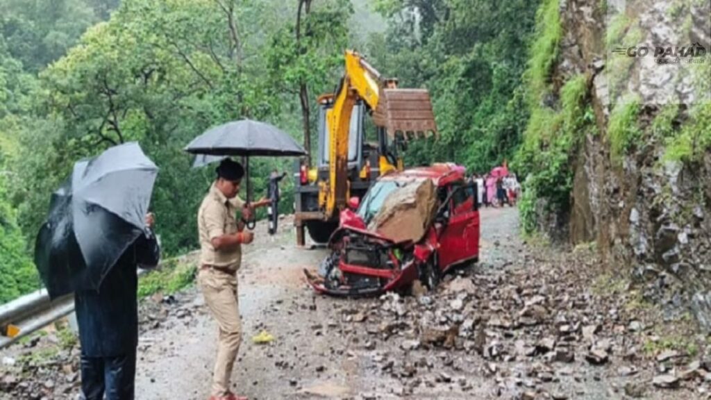 ऋषिकेश में यात्रियों से भरी कार पर गिरा विशाल पत्थर