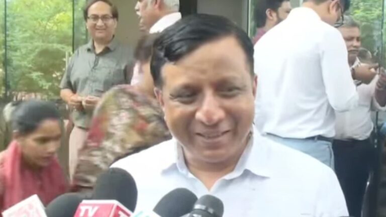 एमडीडीए की टीम अवैध निर्माण तोड़ती हुई