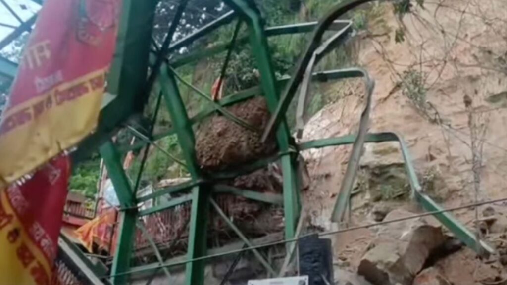 हरिद्वार में मनसा देवी पहाड़ी का हिस्सा ढहने के बाद रेलवे ट्रैक पर मलबा