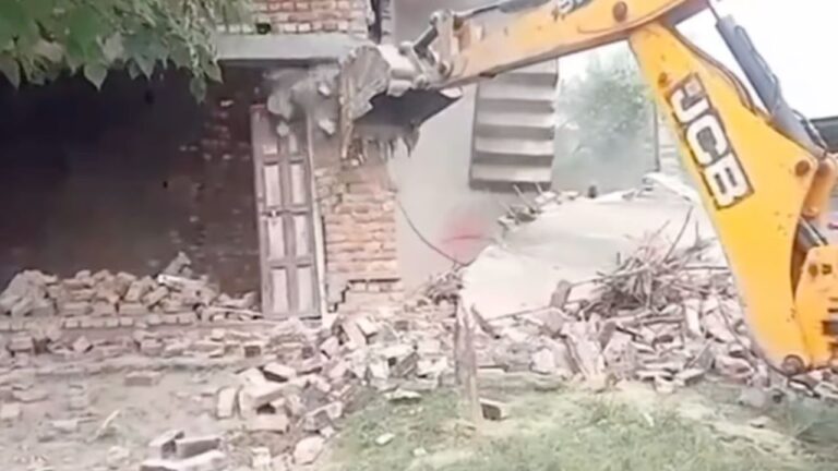 हरिद्वार में सरकारी जमीन पर अवैध भवनों पर बुलडोजर कार्रवाई