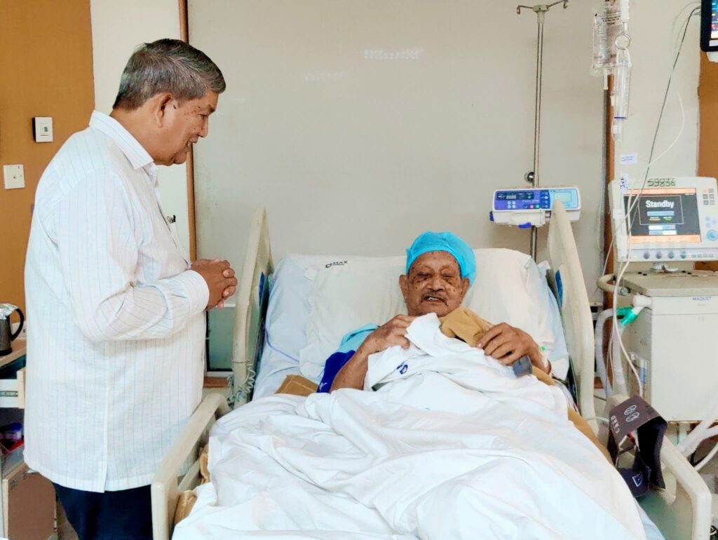हरीश रावत मैक्स हॉस्पिटल में बी.सी. खंडूरी से मिलते हुए