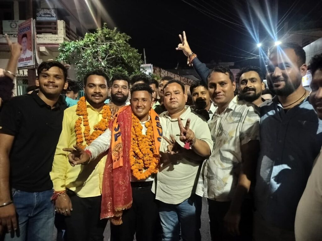 हल्द्वानी एमबीपीजी कॉलेज में छात्रसंघ चुनाव में विजयी अभिषेक गोस्वामी