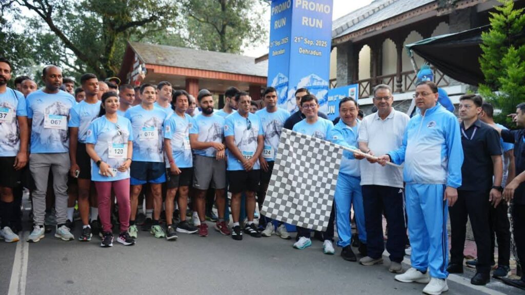 सीएम पुष्कर सिंह धामी देहरादून में आदि कैलाश परिक्रमा रन प्रोमो का फ्लैग-ऑफ करते हुए