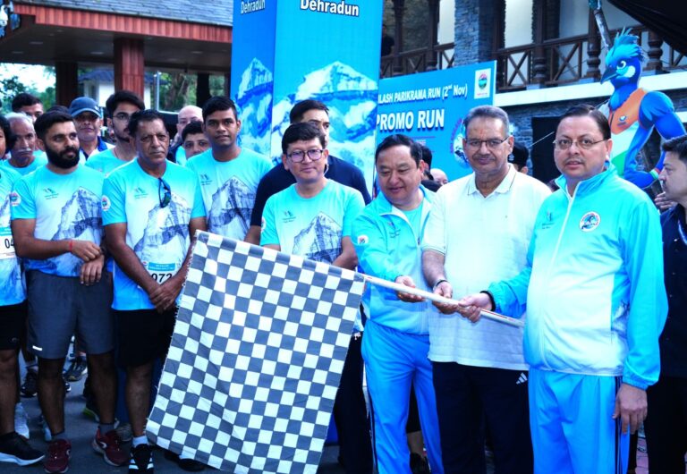 मुख्यमंत्री पुष्कर सिंह धामी आदि कैलाश अल्ट्रा मैराथन का लोगो लॉन्च करते हुए
