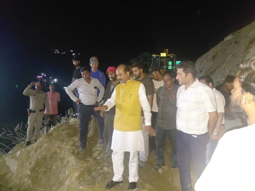 केंद्रीय मंत्री अजय टम्टा क्वाराब डेंजर जोन का निरीक्षण करते हुए