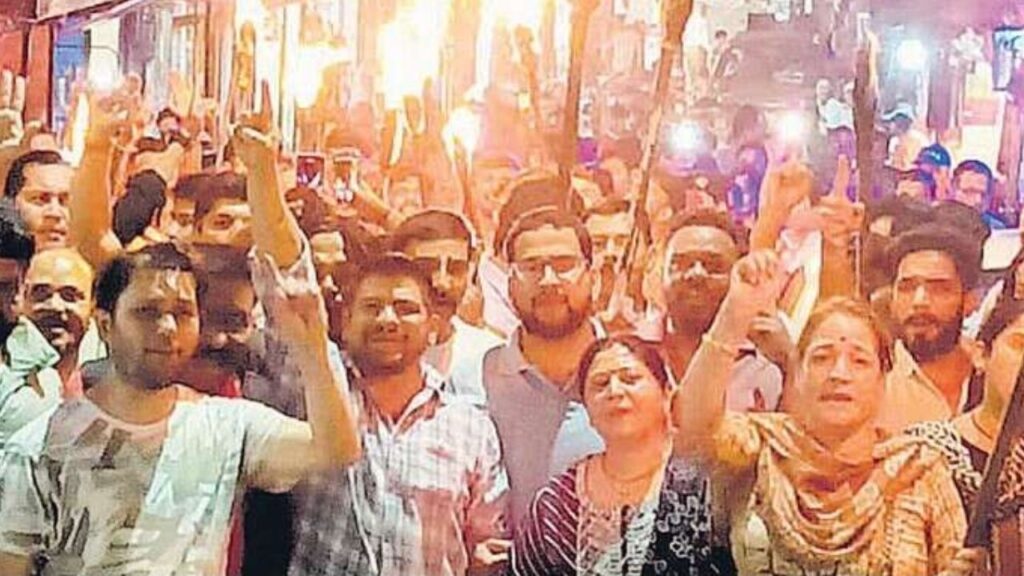 अल्मोड़ा क्वारब की बदहाली पर मशाल जुलूस और टैक्सी चालकों का विरोध