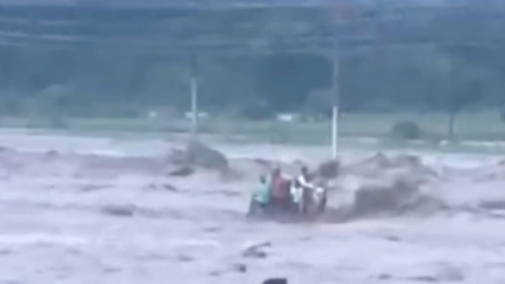 आसन-टोंस नदी में ट्रैक्टर हादसा और रेस्क्यू अभियान