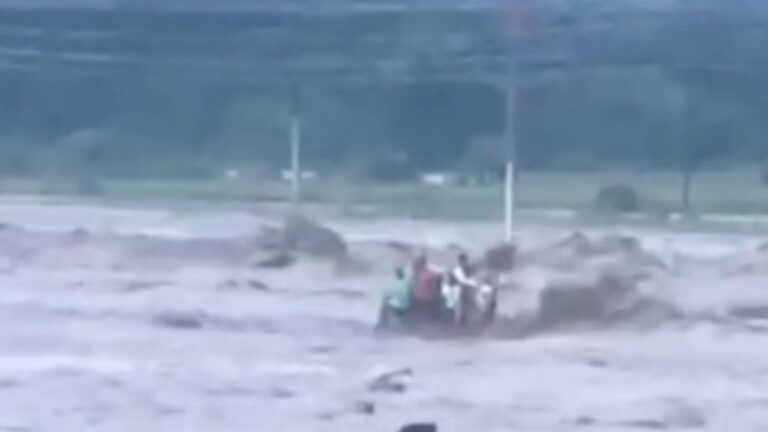 आसन-टोंस नदी में ट्रैक्टर हादसा और रेस्क्यू अभियान