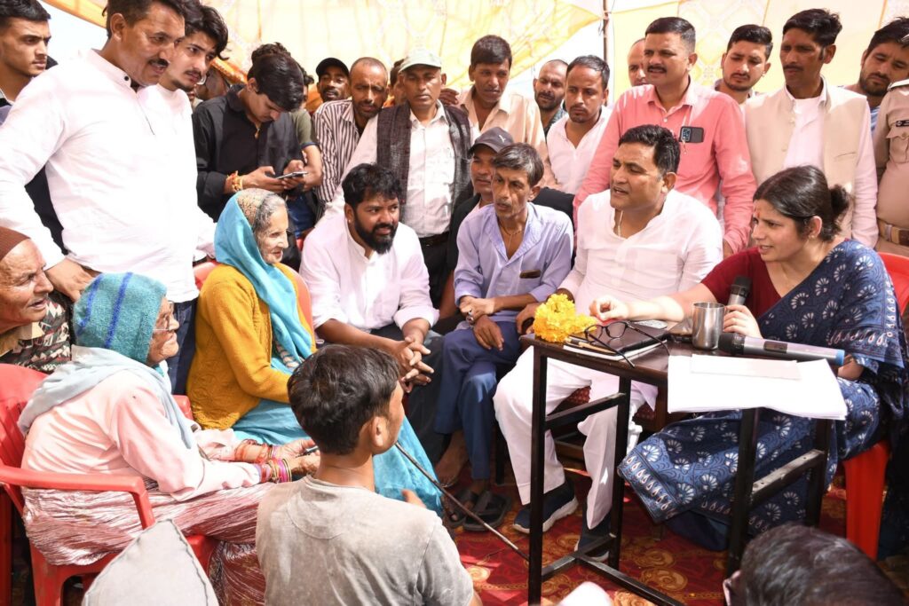 बबियाड़ में जनसुनवाई करते जिलाधिकारी वंदना सिंह