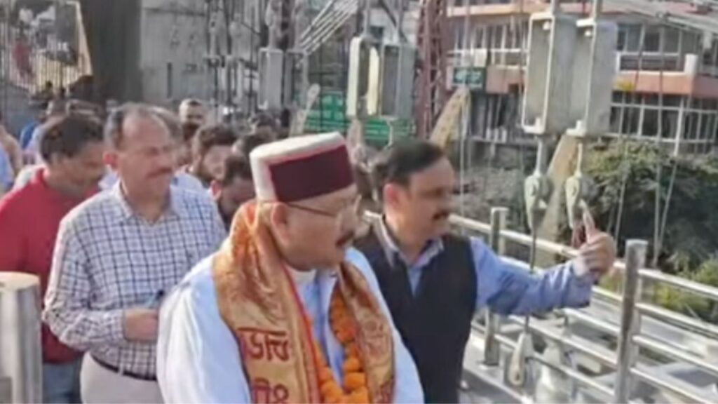 ऋषिकेश में बजरंग सेतु के निर्माण कार्य का निरीक्षण करते पर्यटन मंत्री सतपाल महाराज