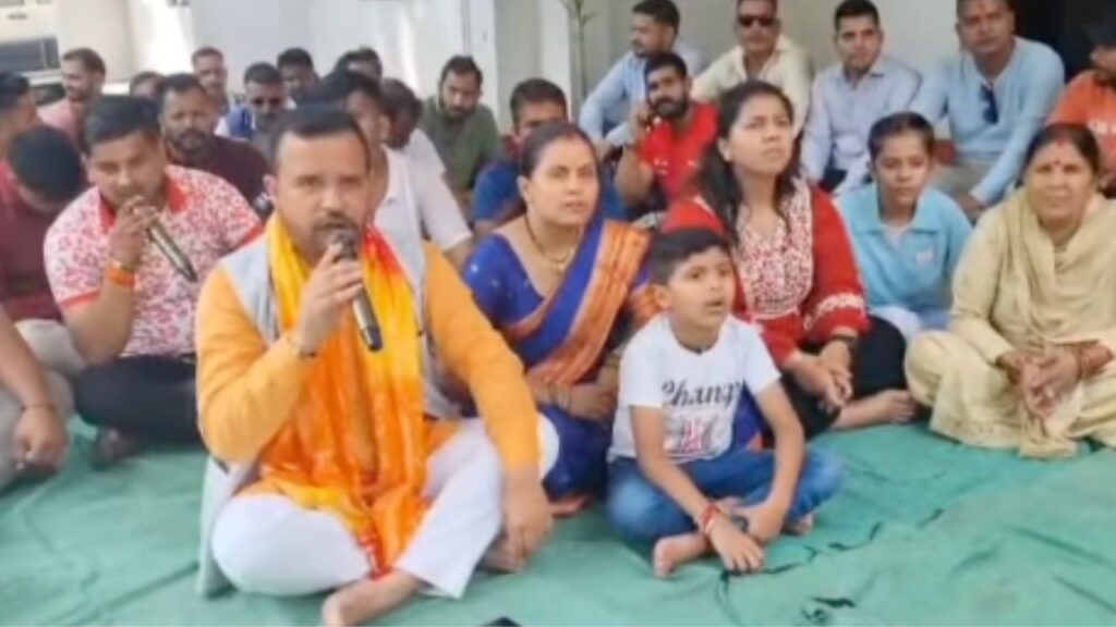 रोड रेस केस में FIR पर धरने पर बैठे विपिन पांडे