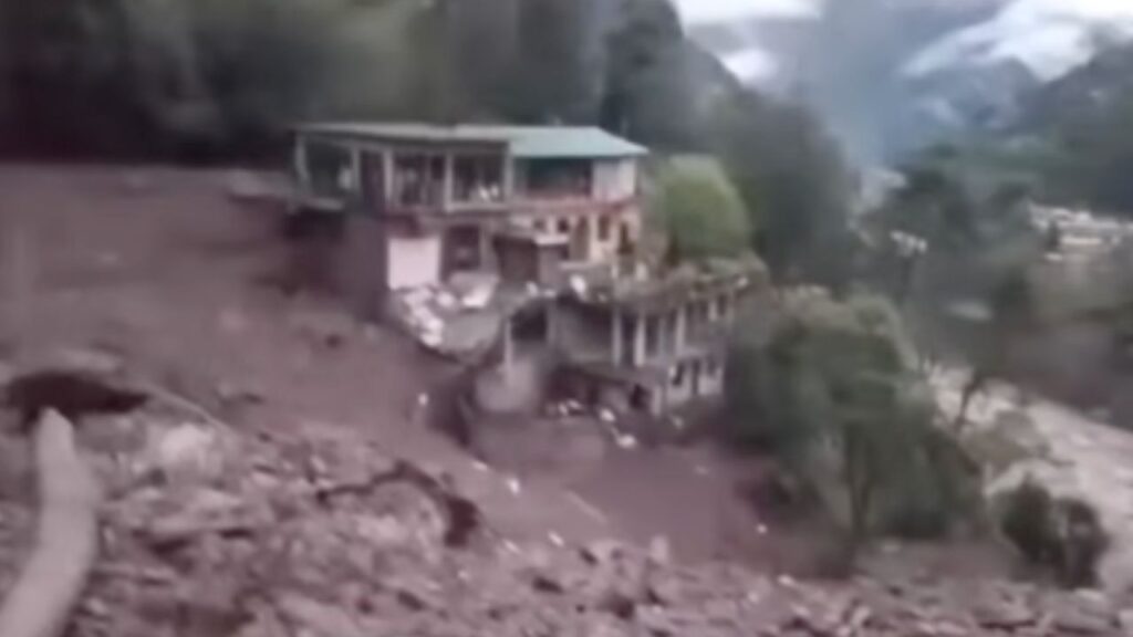 चमोली में बादल फटने से तबाह मकान और राहत-बचाव कार्य