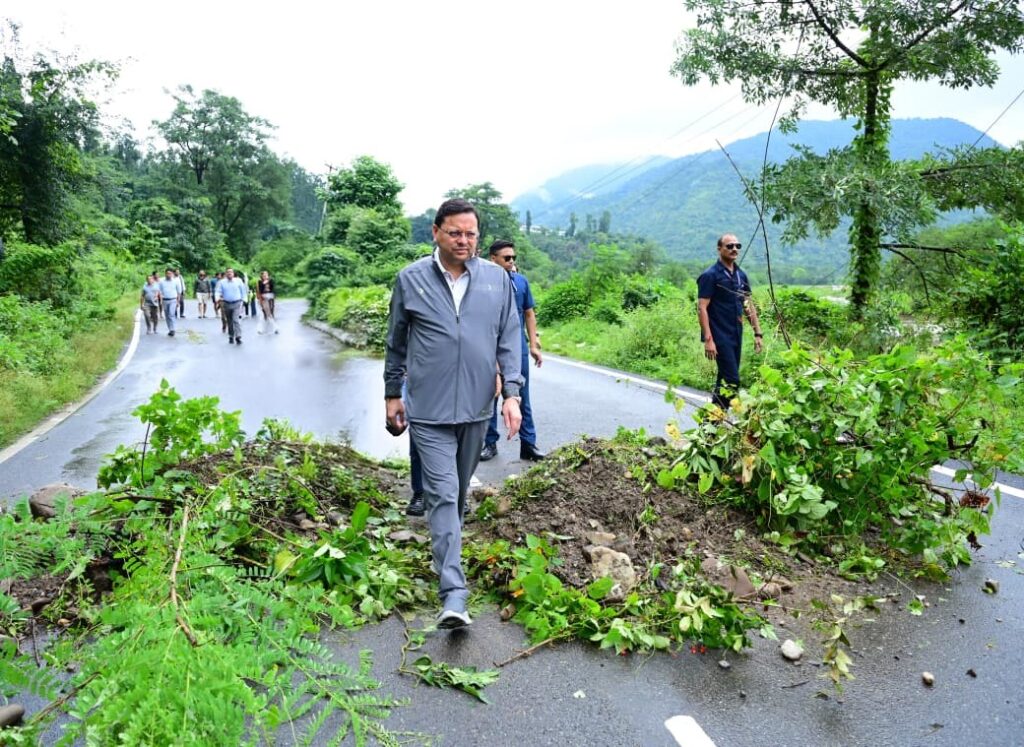 मुख्यमंत्री धामी आपदा प्रभावित क्षेत्रों का निरीक्षण करते हुए