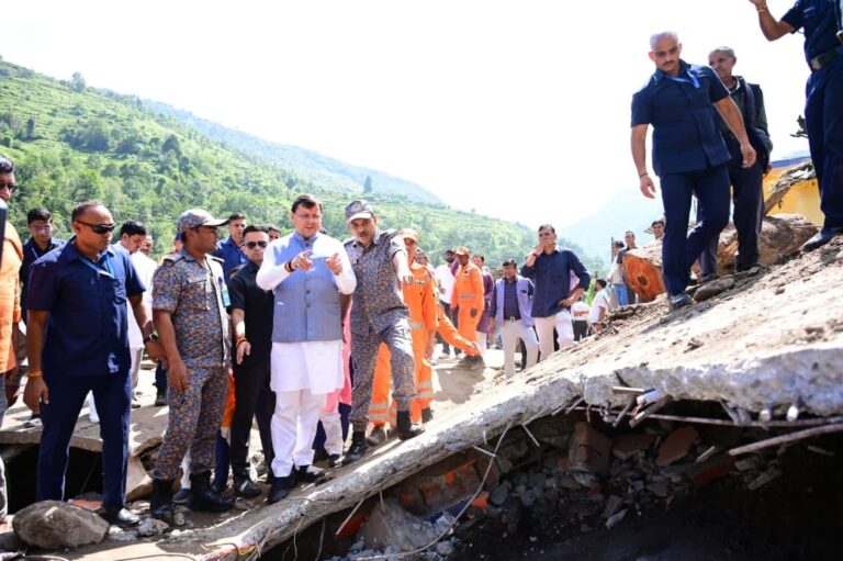 सीएम पुष्कर सिंह धामी चमोली में आपदा प्रभावित गांवों का सर्वे करते हुए