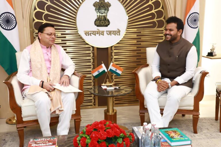 मुख्यमंत्री पुष्कर सिंह धामी केंद्रीय नागरिक उड्डयन मंत्री से मुलाकात करते हुए