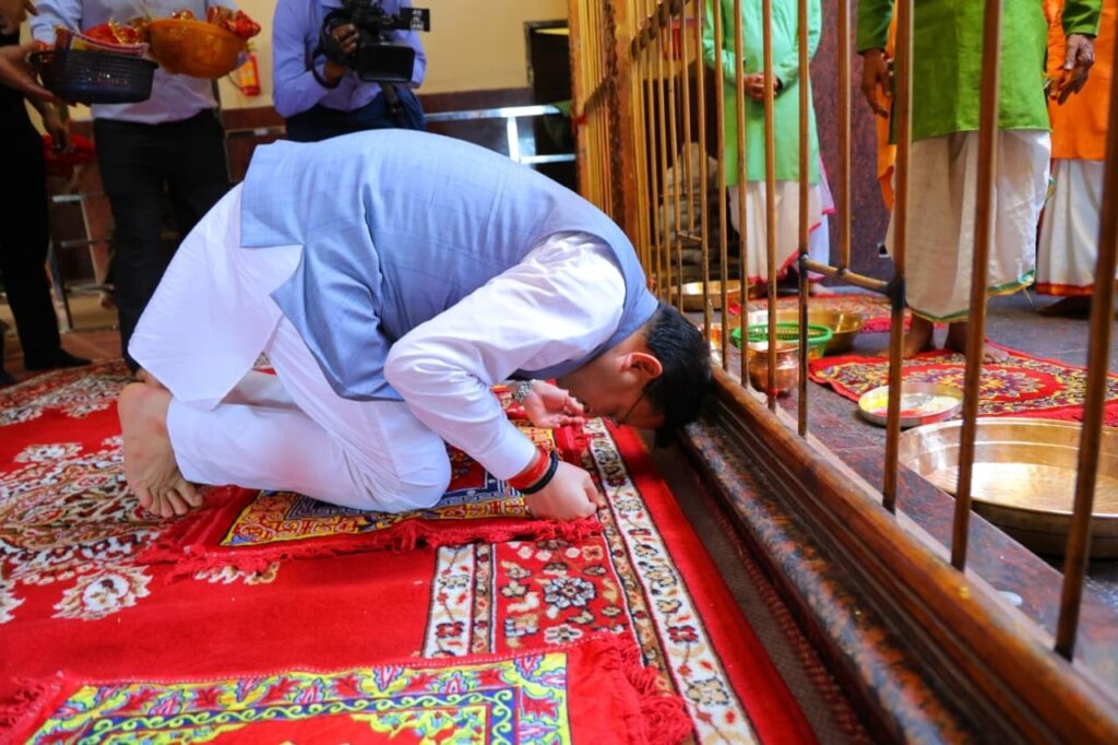 सीएम पुष्कर सिंह धामी मां धारी देवी मंदिर में विशेष पूजा करते हुए