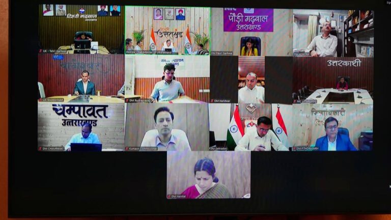 मुख्यमंत्री धामी जिलाधिकारियों संग वर्चुअल बैठक करते हुए