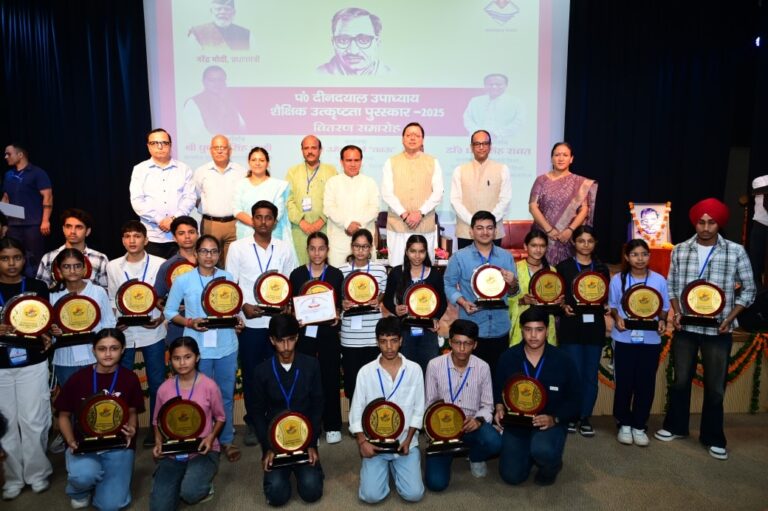 सीएम पुष्कर सिंह धामी ने मेधावी छात्रों को सम्मानित किया