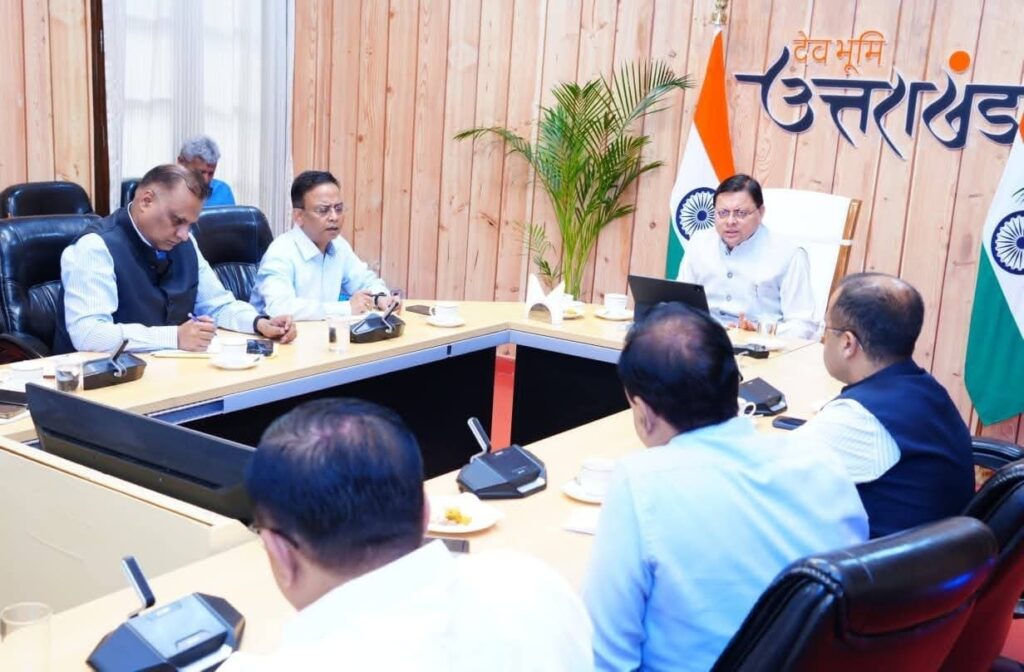 नंदा देवी राजजात यात्रा की तैयारियों पर समीक्षा बैठक करते सीएम धामी
