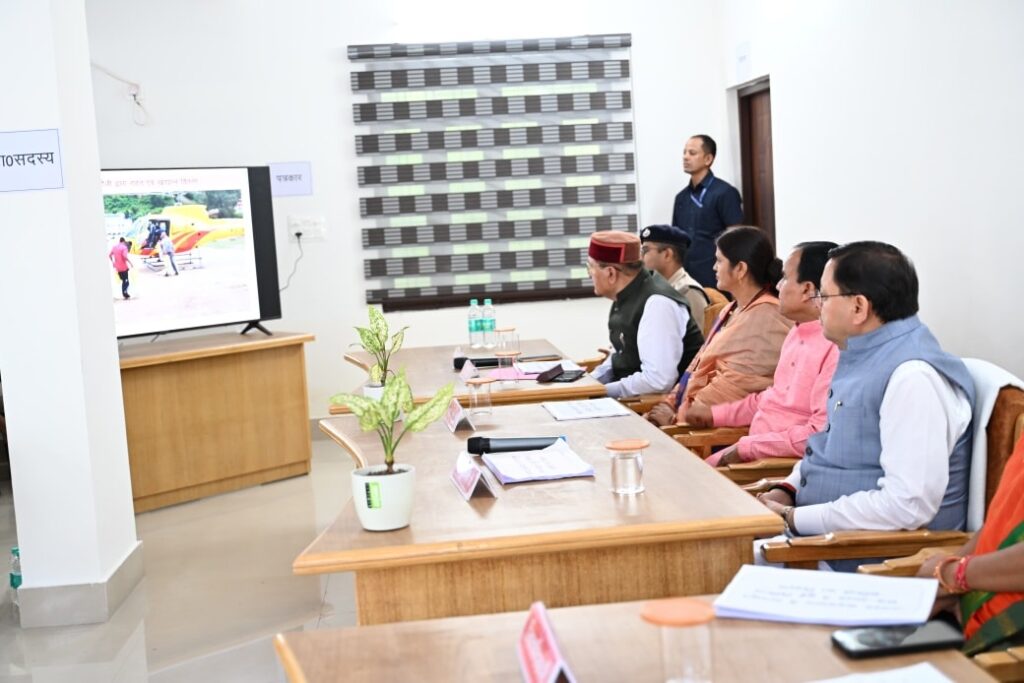 मुख्यमंत्री पुष्कर सिंह धामी रुद्रप्रयाग में आपदा प्रभावित क्षेत्रों का हवाई सर्वे करते हुए