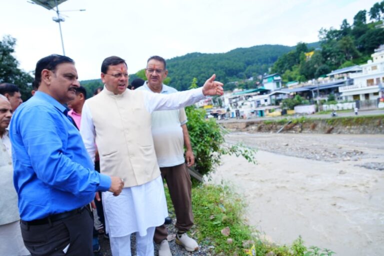 सीएम पुष्कर सिंह धामी अतिवृष्टि प्रभावित क्षेत्रों का निरीक्षण करते हुए