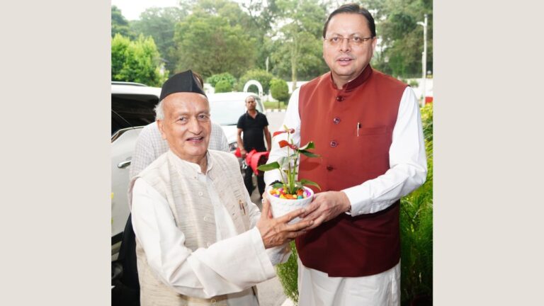 सीएम पुष्कर सिंह धामी को जन्मदिन की शुभकामनाएं देते पूर्व राज्यपाल भगत सिंह कोश्यारी