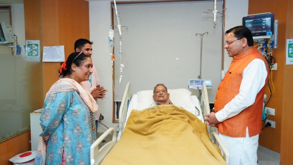 सीएम धामी मैक्स हॉस्पिटल में पूर्व सीएम खंडूरी से मुलाकात करते हुए