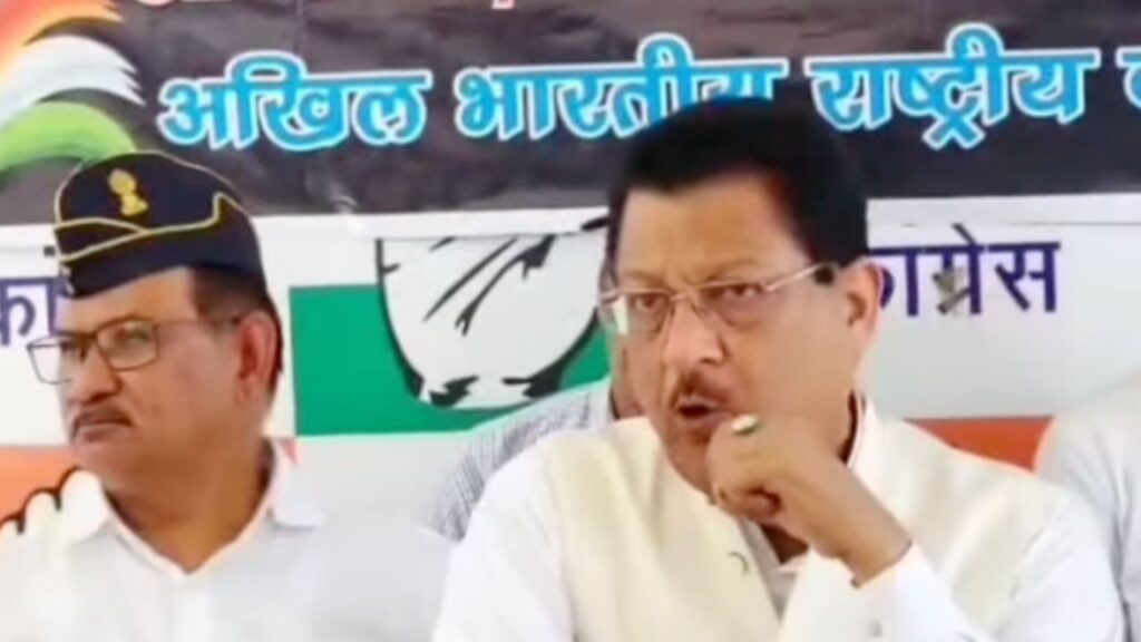 कांग्रेस कार्यकर्ता UKSSSC मामले में CBI जांच की मांग करते हुए