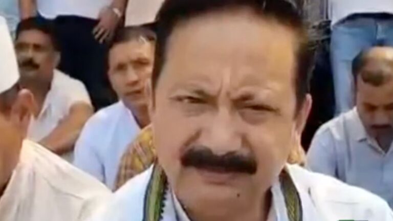 देहरादून गांधी पार्क में पेपर लीक पर कांग्रेस का धरना