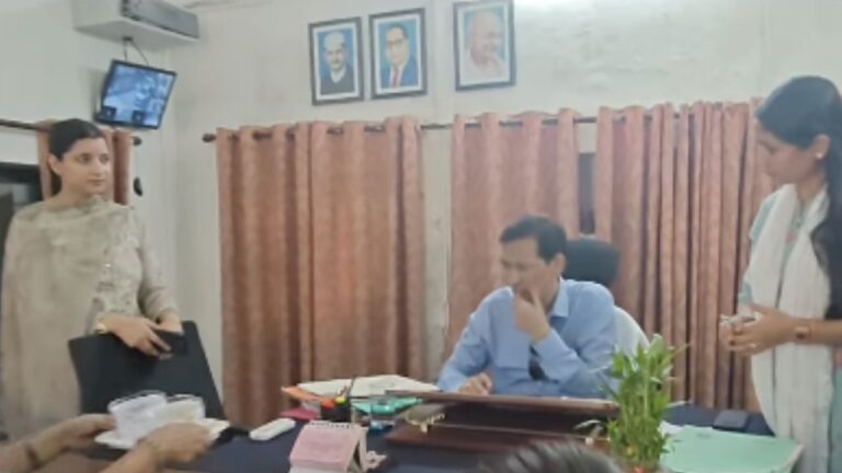 कुमाऊं कमिश्नर दीपक रावत हल्द्वानी तहसील में निरीक्षण करते हुए