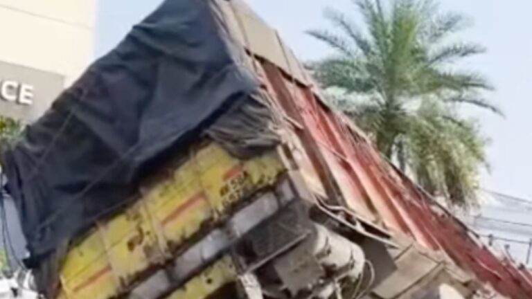 देहरादून मोहब्बेवाला में बेकाबू ट्रक फोर्ड शोरूम में घुसा