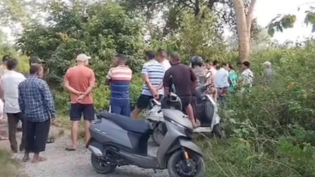 देहरादून के बसंत विहार में बोरे में बंद युवती का शव मिलने के बाद जांच करती पुलिस