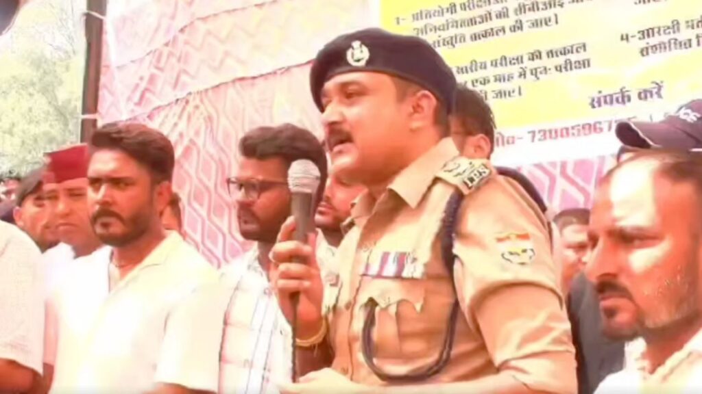 देहरादून में पेपर लीक पर आंदोलन कर रहे छात्रों से बातचीत करते डीएम और एसएसपी