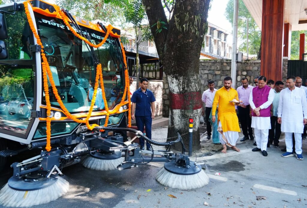 सीएम धामी देहरादून में वैक्यूम बेस्ड रोड स्वीपिंग मशीन का फ्लैग ऑफ करते हुए
