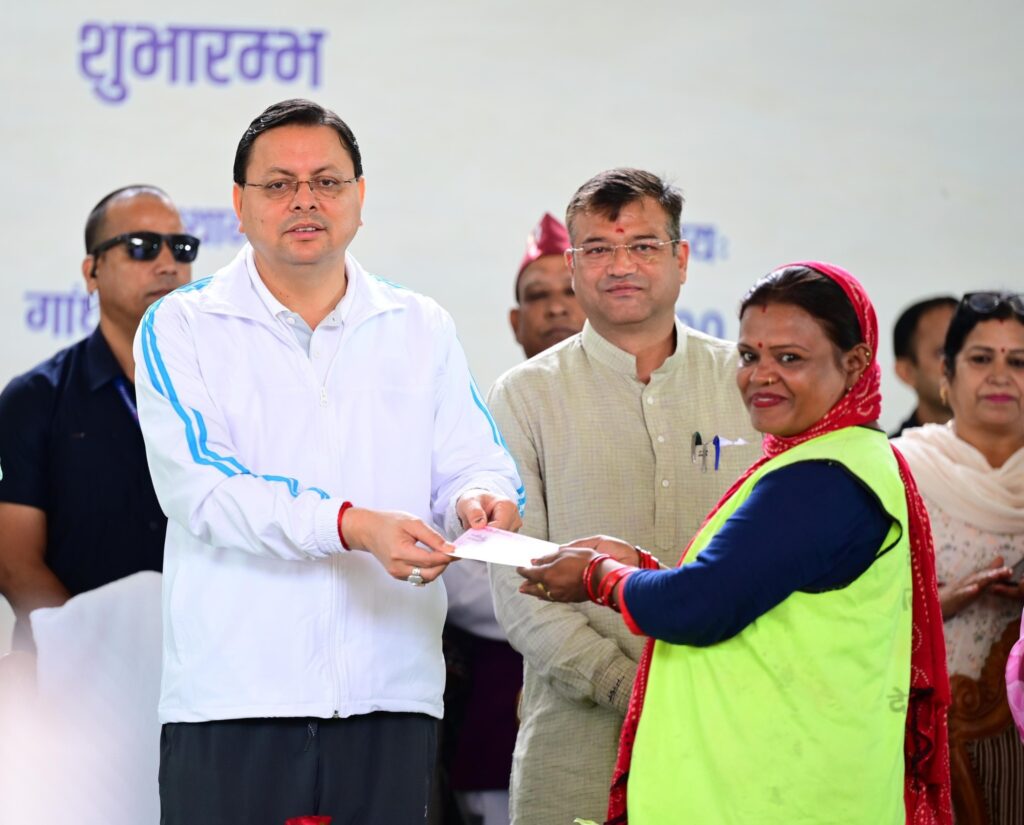 सीएम पुष्कर सिंह धामी स्वच्छोत्सव-2025 का शुभारंभ करते हुए