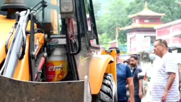 अतिवृष्टि प्रभावित क्षेत्रों का दौरा करते कैबिनेट मंत्री गणेश जोशी