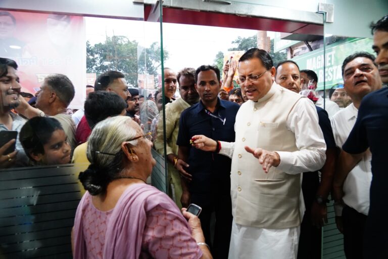 GST बचत उत्सव में मुख्यमंत्री पुष्कर सिंह धामी देहरादून में जनता को संबोधित करते हुए