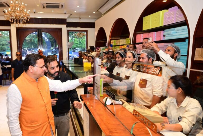 सीएम धामी GST बचत उत्सव में व्यापारियों से मिलते हुए