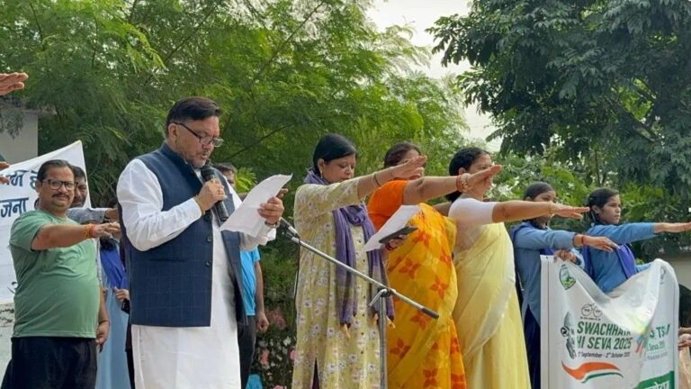 हल्द्वानी में स्वच्छता शपथ लेते लोग