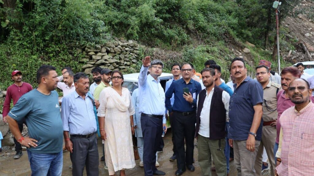 अंतर मंत्रालय केंद्रीय टीम थराली आपदा क्षेत्र का निरीक्षण करती हुई