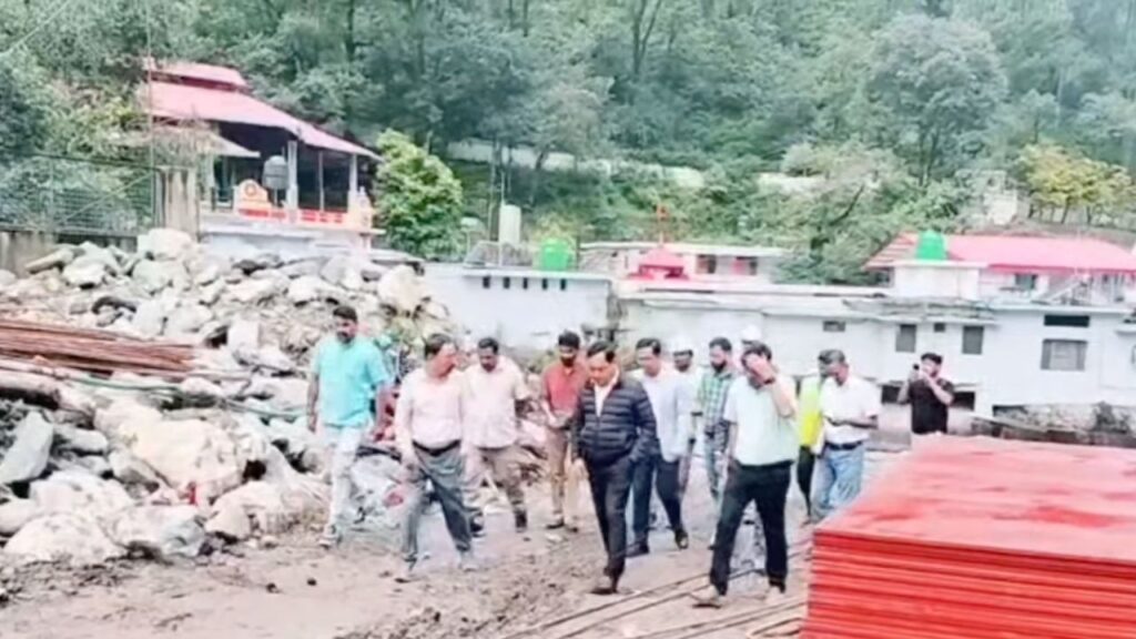 कैंची धाम में बन रही मल्टी स्टोरी पार्किंग और पुल का निरीक्षण करते पर्यटन सचिव