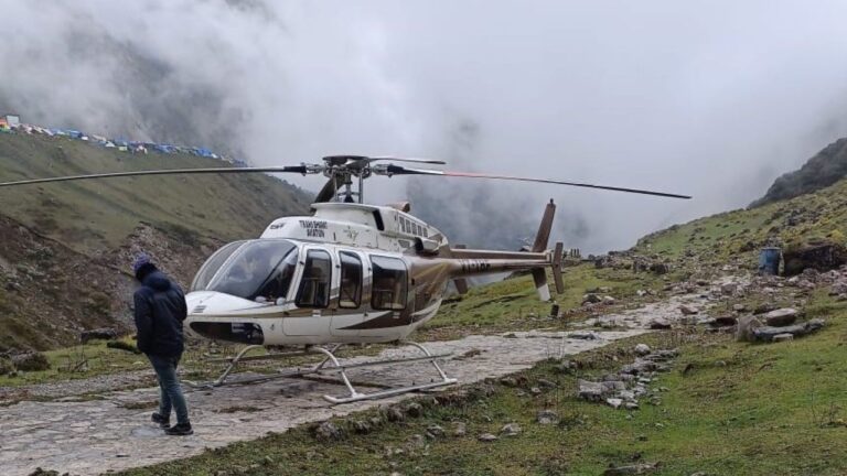 केदारनाथ धाम के लिए उड़ान भरता हेलीकॉप्टर