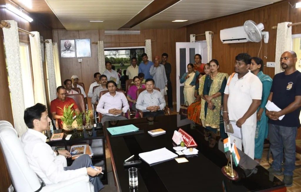 हल्द्वानी में जनता की समस्याएँ सुनते कुमाऊँ आयुक्त दीपक रावत