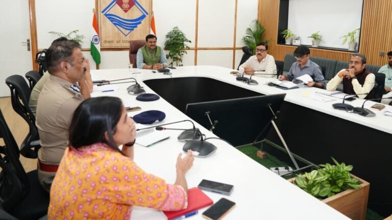 मुख्य सचिव आनन्द बर्द्धन कुम्भ 2027 तैयारियों की समीक्षा करते हुए