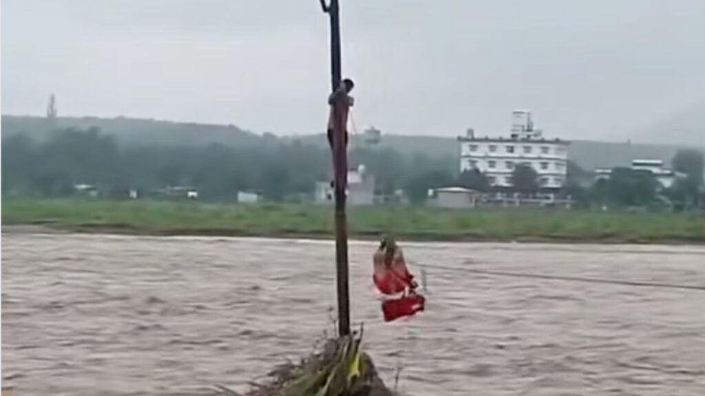 देहरादून प्रेमनगर में नदी किनारे फंसे शख्स का SDRF और NDRF ने किया रेस्क्यू