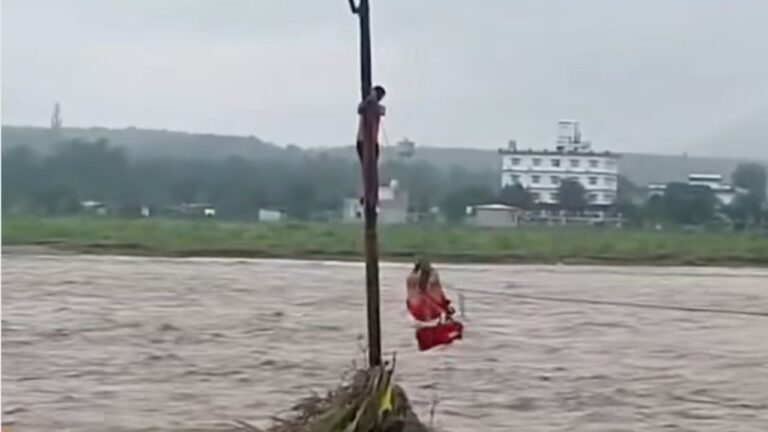 देहरादून प्रेमनगर में नदी किनारे फंसे शख्स का SDRF और NDRF ने किया रेस्क्यू