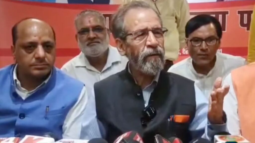 बीजेपी विधायक मुन्ना सिंह चौहान प्रेस कॉन्फ्रेंस में युवाओं और सरकार की बातें करते हुए