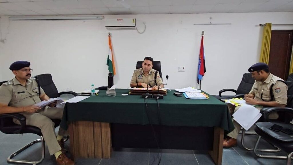 नैनीताल एसएसपी प्रहलाद मीणा अपराध समीक्षा बैठक