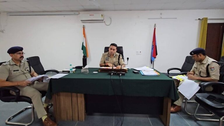 नैनीताल एसएसपी प्रहलाद मीणा अपराध समीक्षा बैठक